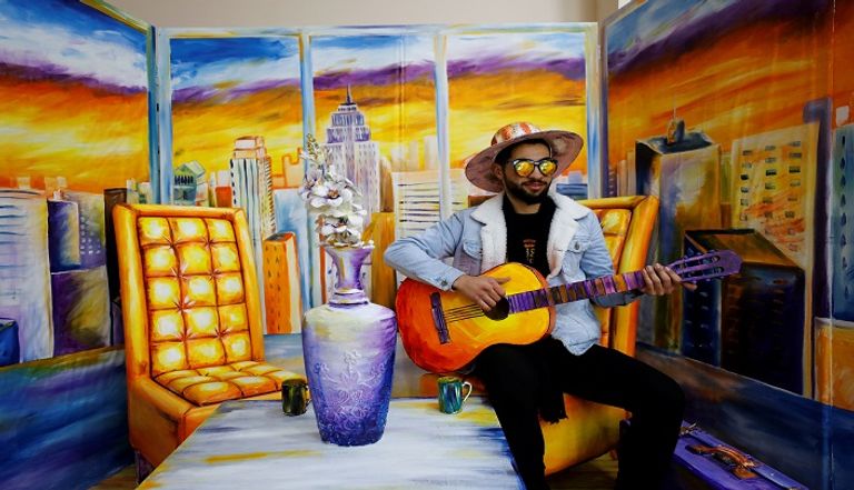 سيدة تلتقط صورة داخل الاستوديو ثلاثي الأبعاد