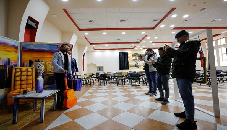 سيدة تلتقط صورة داخل الاستوديو ثلاثي الأبعاد