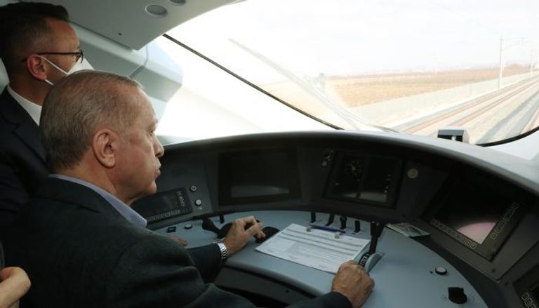 أردوغان خلال قيادته لأول رحلة للقطار فائق السرعة