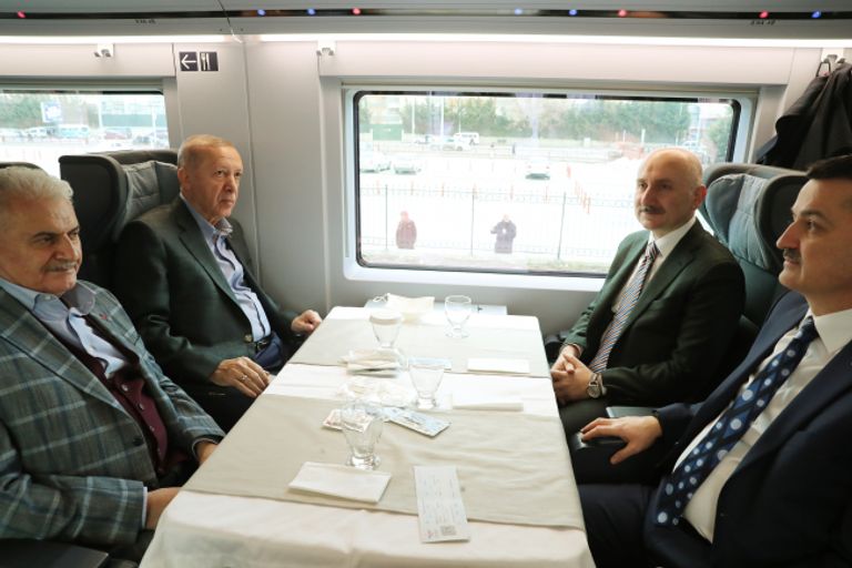 أردوغان خلال قيادته لأول رحلة للقطار فائق السرعة