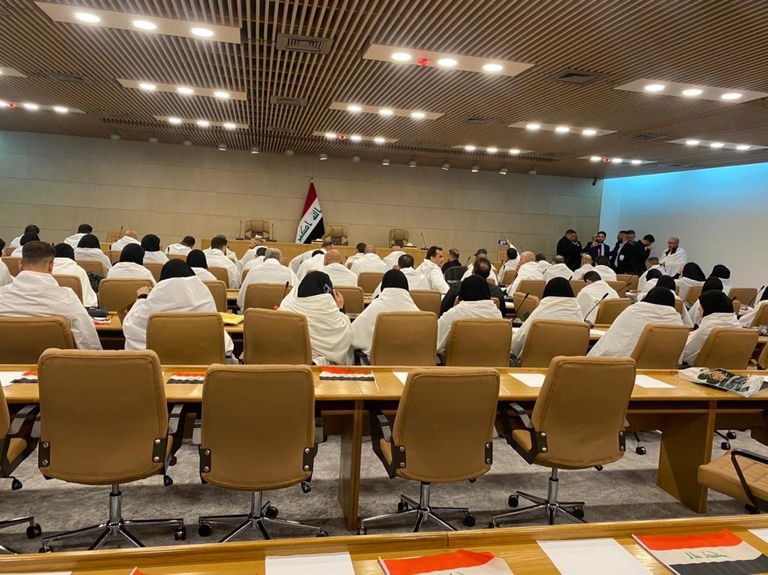 نواب التيار الصدري يرتدون الأكفان بالبرلمان العراقي