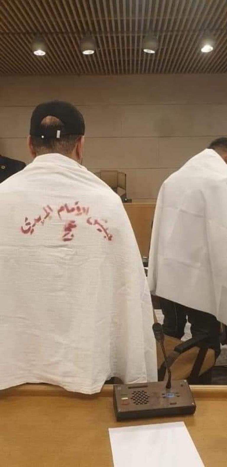 نواب التيار الصدري يرتدون الأكفان بالبرلمان العراقي