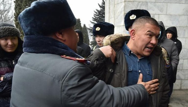 عناصر من الأمن تحيط بمتظاهر خارج برلمان كازاخستان - أ.ف.ب