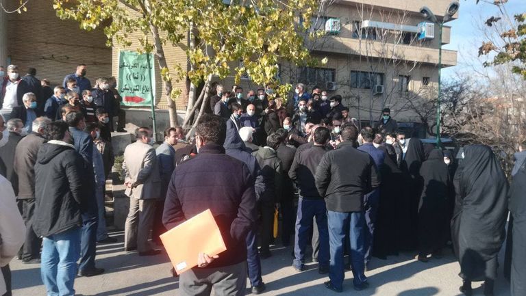 جانب من احتجاجات العاملين بالقضاء في إيران