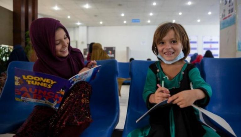 طفلتان أفغانيتان لاجئتان في مركز تسجيل بباكستان
