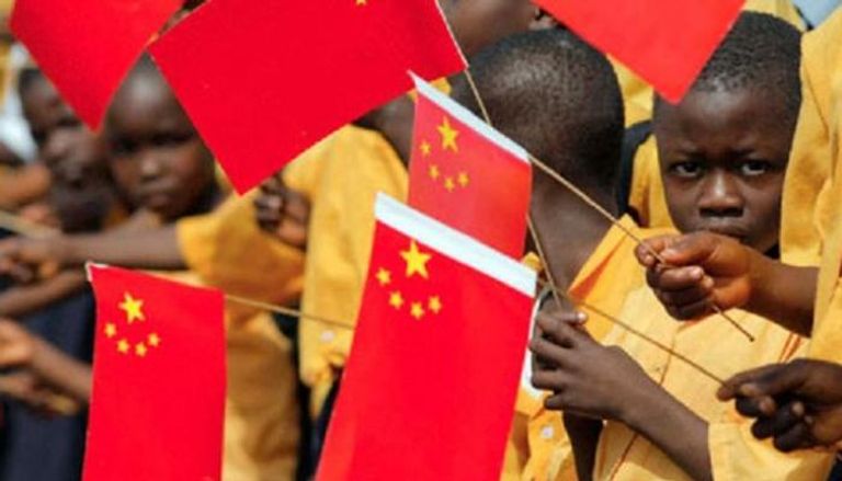 أطفال أفراقة يحملون علم الصين