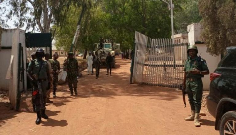 جنود بالجيش النيجيري على أبواب الكلية الفيدرالية الحكومية- أ.ف.ب