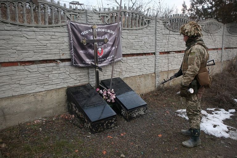 جندي أوكراني يستحضر مقتل زملائه