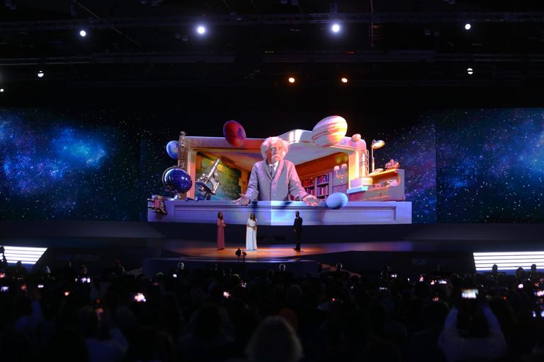 بالهولوجرام.. ظهور خاص لأينشتاين والرومي بمنتدى شباب العالم