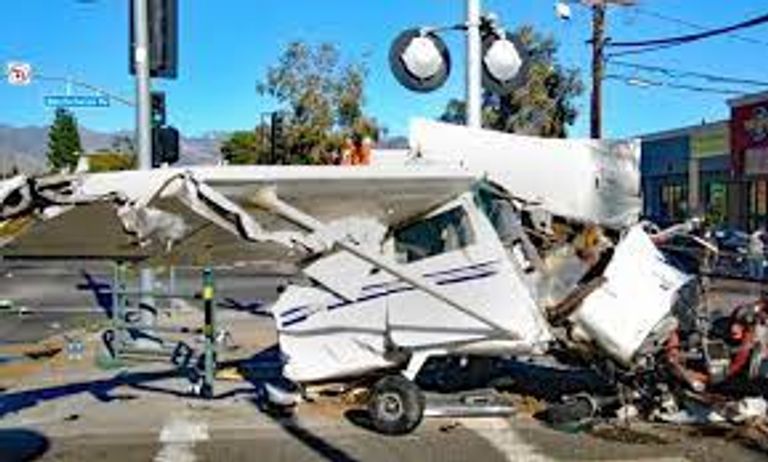 القطار قبل اصطدامه بالطائرة