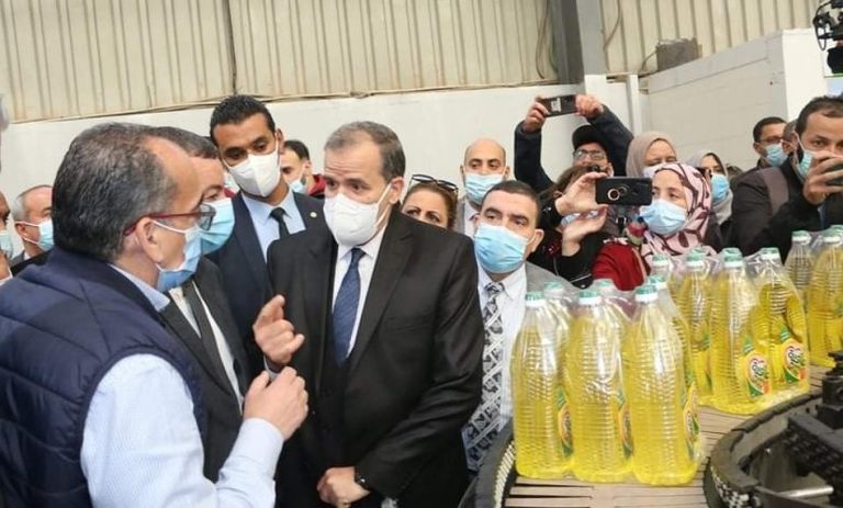 وزير التجارة الجزائري في مصنع لانتاج الزيت