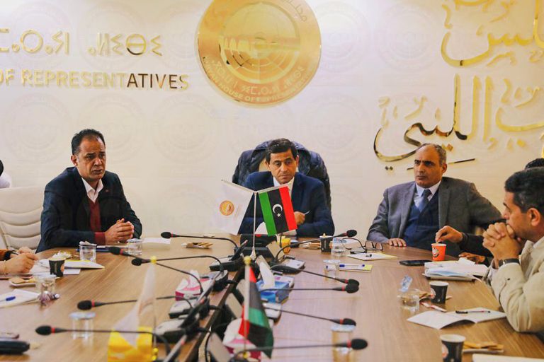 جانب من لقاء لجنة خارطة الطريق مفوضية الانتخابات. (النواب)