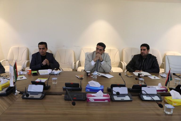 جانب من لقاء لجنة خارطة الطريق مفوضية الانتخابات. (النواب)