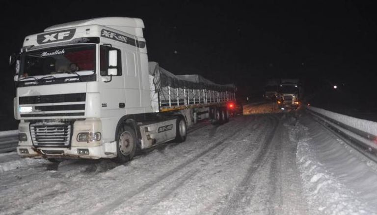 الشاحنات المحاصرة على الطريق بسبب الثلوج