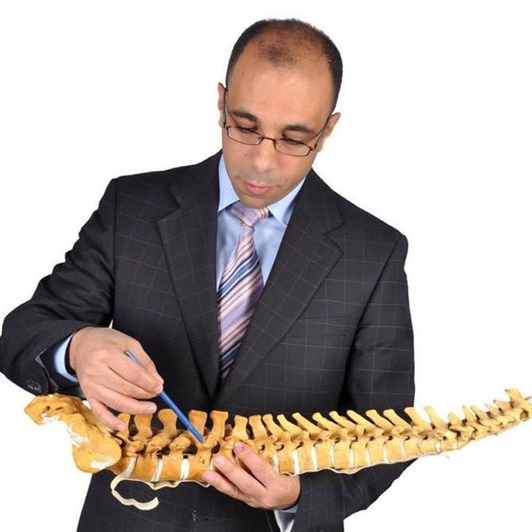 الطفلة ماريا بعد 6 ساعات من إجراء عملية إصلاح الإعوجاج بعمودها الفقري