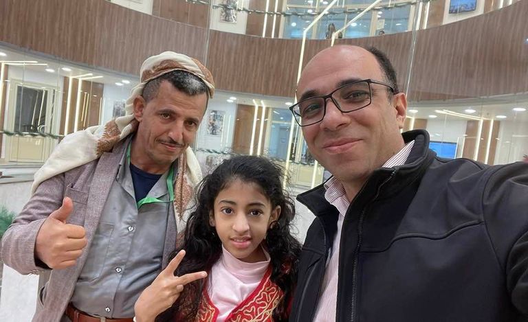 الطفلة ماريا بعد 6 ساعات من إجراء عملية إصلاح الإعوجاج بعمودها الفقري