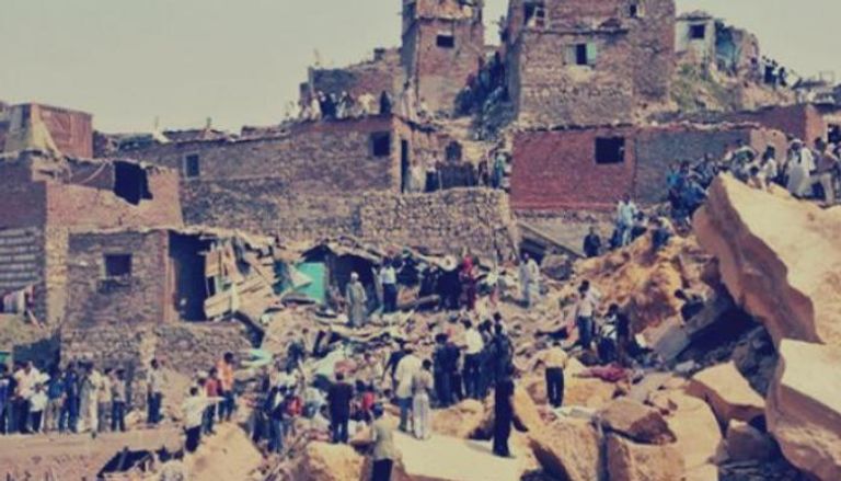 جانب من الدمار الذي خلفه زلزال 1992 في مصر