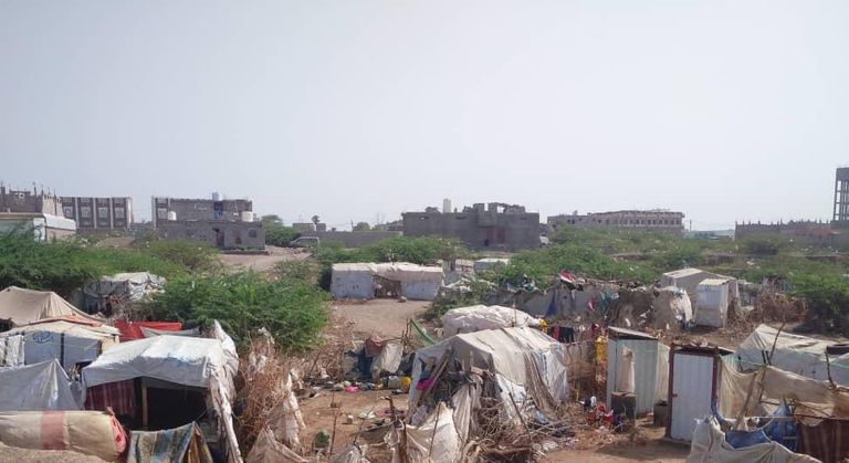 الأسر اليمنية تعيش أوضاعا صعبة في المخيمات