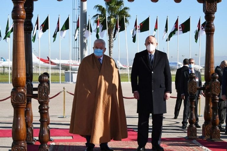 لقاء سابق بين الرئيسين الجزائري والفلسطيني - أرشيفية لقاء سابق بين الرئيسين الجزائري والفلسطيني - أرشيفية