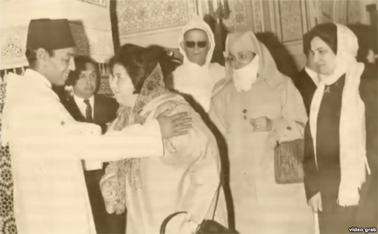 مليكة الفاسي رفقة السلطان الراحل محمد الخامس - أرشيف