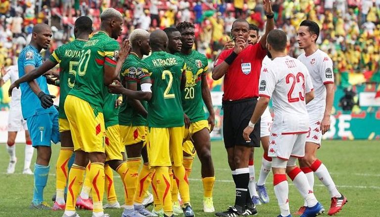 الحكم سيكازوي في مباراة تونس ضد مالي