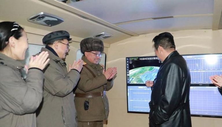 زعيم كوريا الشمالية يراقب أحدث تجربة لصاروخ فرط صوتي