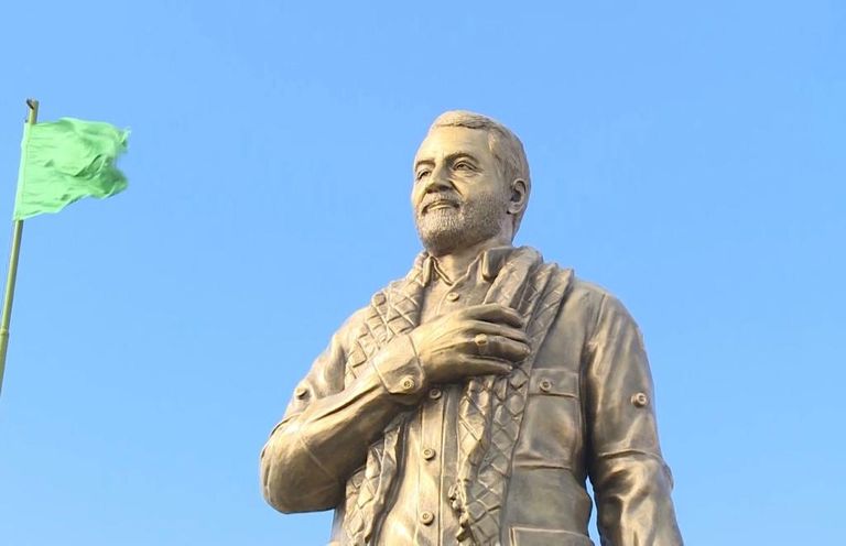 النيران تلتهم تمثال قاسم سليماني في شهر كرد