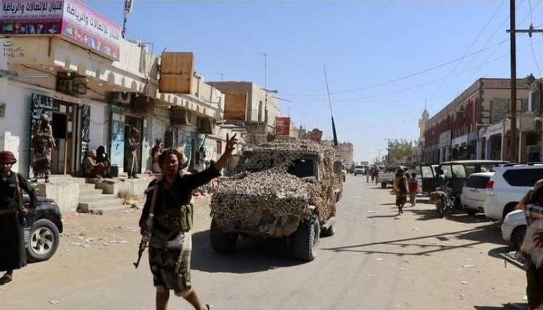مقاتل يمني يرفع علامة النصر في شبوة المحررة