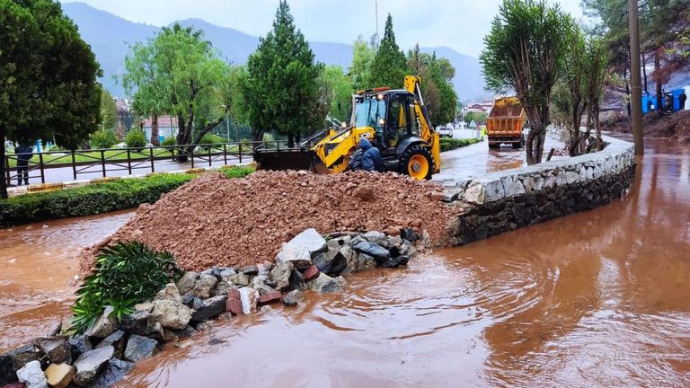 تداعيات الأمطار بإحدى مناطق الولاية التركية