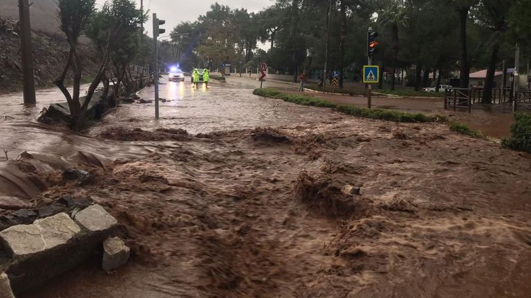 تداعيات الأمطار بإحدى مناطق الولاية التركية