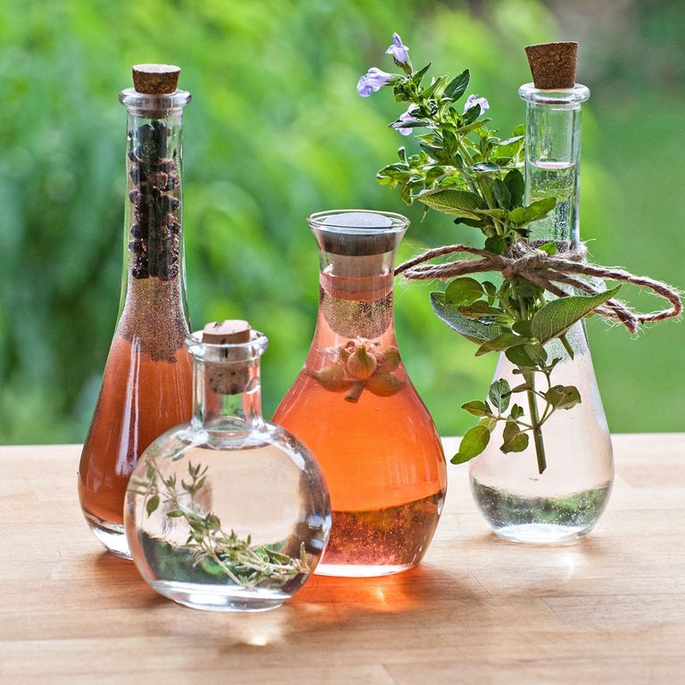 طرق لحرق الدهون بسرعة شخص يقيس محيط الخصر بعد اتباع طرق لحرق الدهون