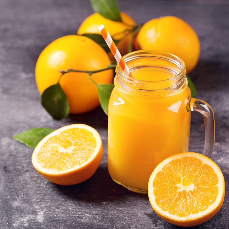 شخص يقيس محيط الخصر بعد اتباع طرق لحرق الدهون