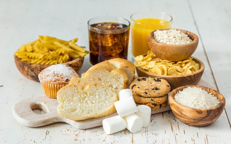 طرق لحرق الدهون بسرعة شخص يقيس محيط الخصر بعد اتباع طرق لحرق الدهون