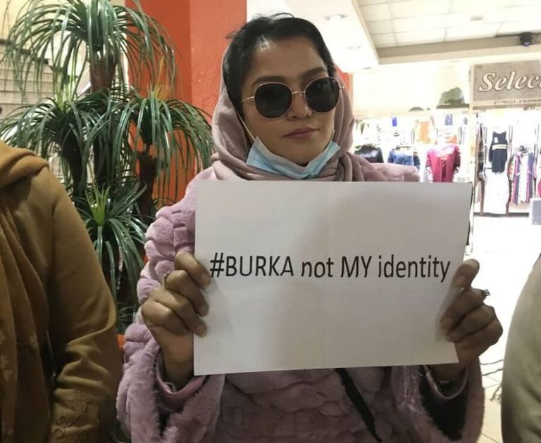 عنصر من طالبان يطالب امرأة بلبس البرقع