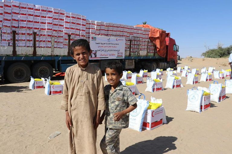 جانب من توزيع المساعدات في مديرية عسيلان