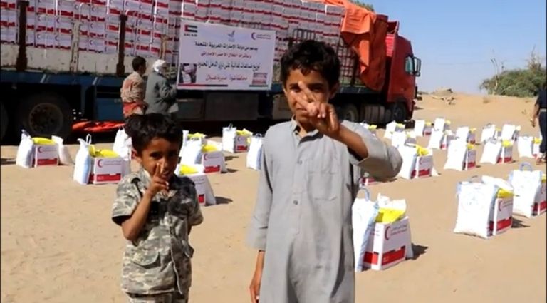 جانب من توزيع المساعدات في مديرية عسيلان