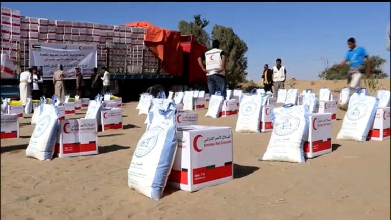 جانب من توزيع المساعدات في مديرية عسيلان