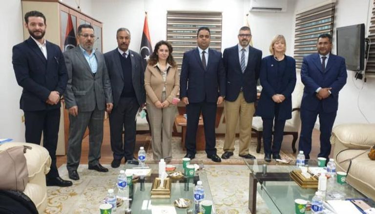 جانب من لقاء سفير الاتحاد الأوروبي خوسيه مع وزير العمل علي العابد