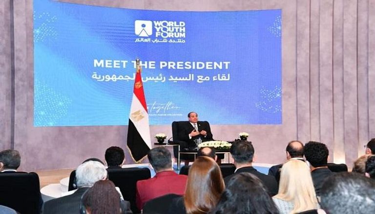 الرئيس المصري عبد الفتاح السيسي مع عدد من المراسلين الأجانب