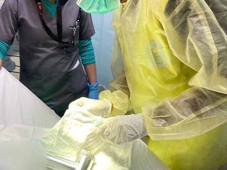 رجال الدفاع المدني خلال تحرير يد الطفلة من المفرمة