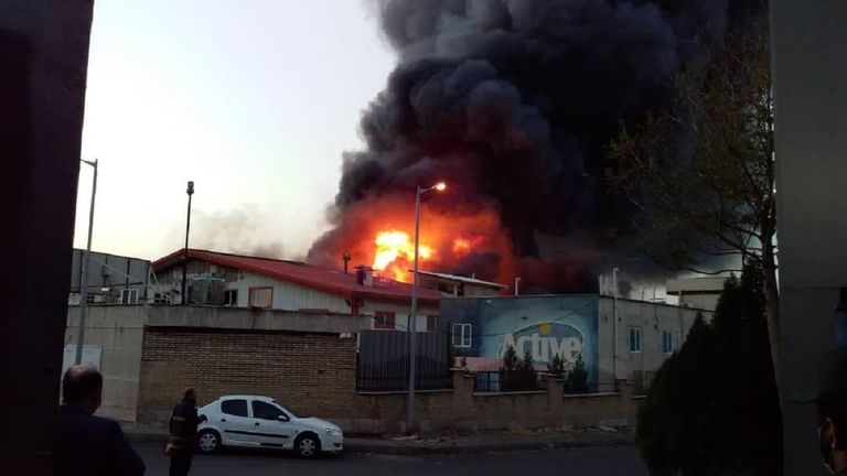 أعمدة الدخان ترتفع بالقرب من موقع الحادث