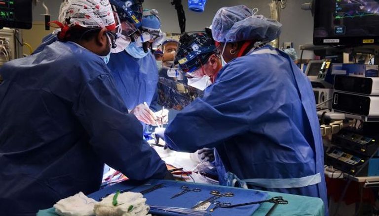 الفريق الطبي الذي أجرى الجراحة