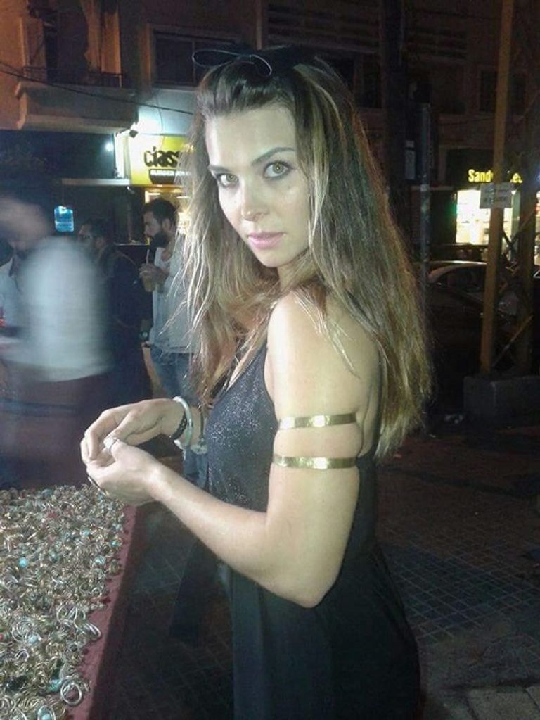 السوري أحمد عشتار مع عدد من عشاق مشغولاته