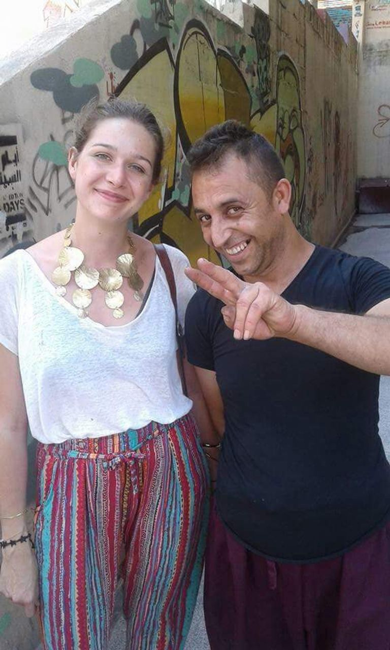 السوري أحمد عشتار مع عدد من عشاق مشغولاته