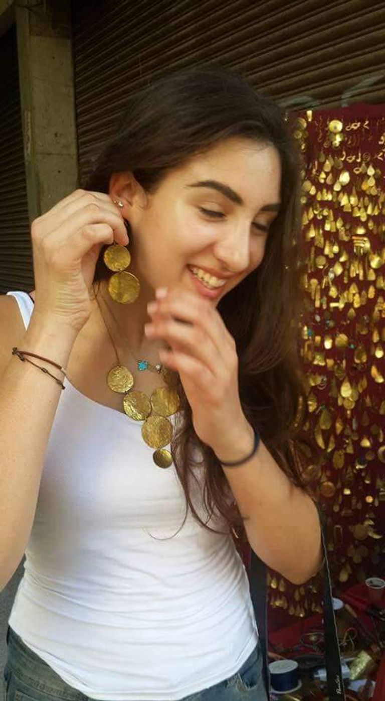 السوري أحمد عشتار مع عدد من عشاق مشغولاته