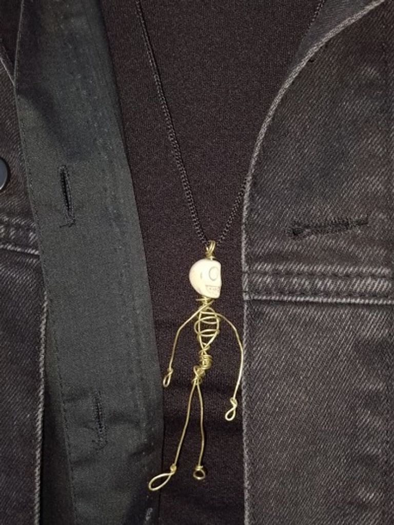 السوري أحمد عشتار مع عدد من عشاق مشغولاته