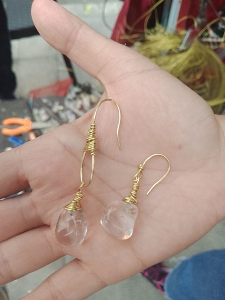 السوري أحمد عشتار مع عدد من عشاق مشغولاته