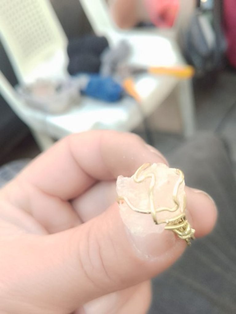 السوري أحمد عشتار مع عدد من عشاق مشغولاته