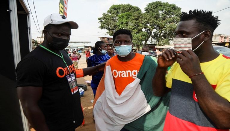 سلطات كوت ديفوار تلزم المشجعين بارتداء الكمامات