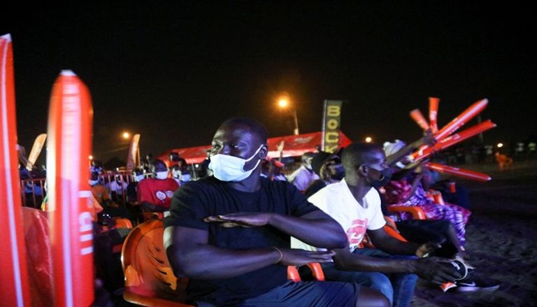 سلطات كوت ديفوار تلزم المشجعين بارتداء الكمامات